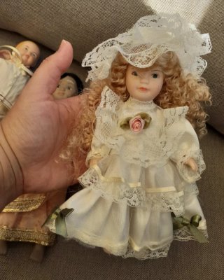 Lote de 4 muñecas de porcelana