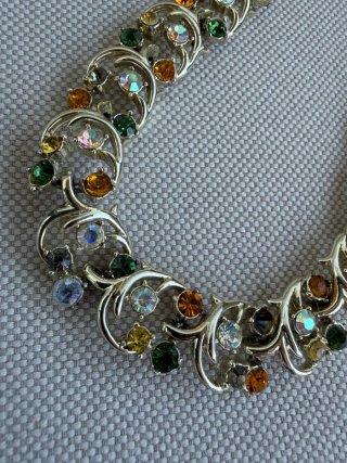 Collar plateado con piedras de colores