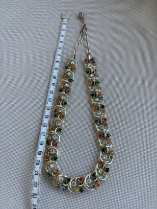 Collar plateado con piedras de colores