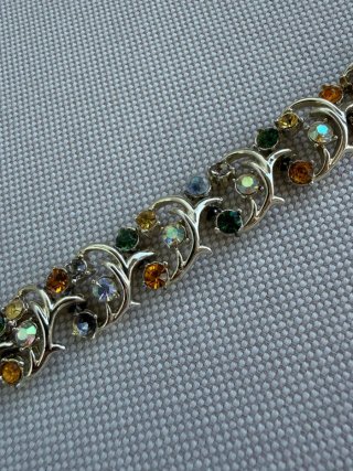 Collar plateado con piedras de colores