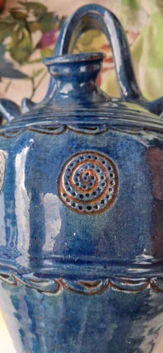Botijo de cerámica artesanal azul