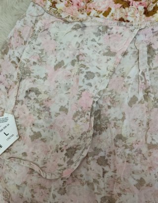 Falda floral Stradivarius con bolsillos laterales