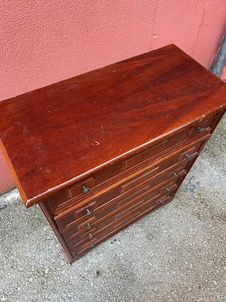 Cómoda antigua de madera