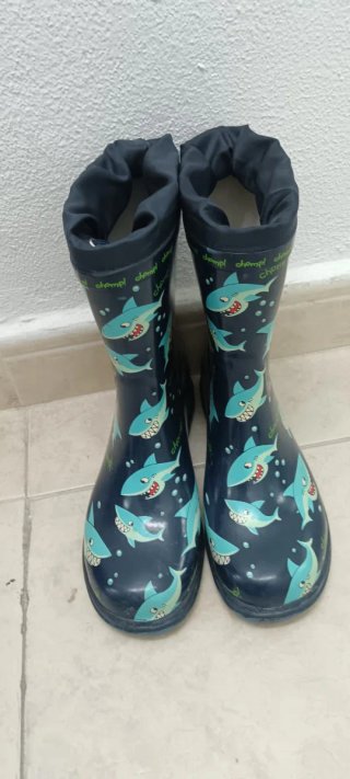 Botas de agua niño tiburones como nuevas