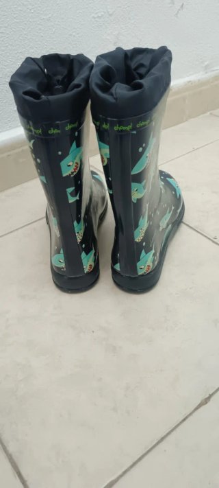 Botas de agua niño tiburones como nuevas