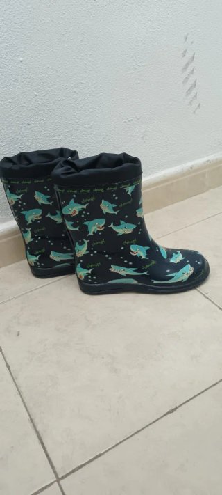 Botas de agua niño tiburones como nuevas