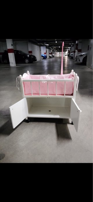 Cuna de juguete con puertas