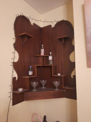 Esquinera antigua para botellas