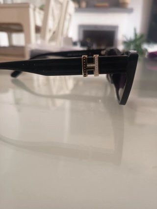 Gafas de sol negras y moradas