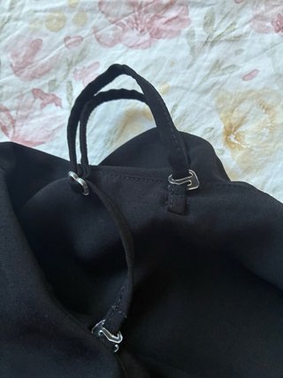 Blusa negra asimétrica con tirante