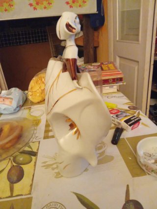 Figura de porcelana con oro y platino