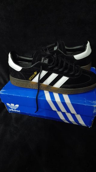 Adidas Spezial Negras y Blancas