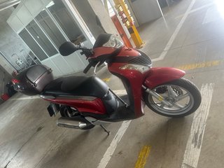 Honda SH 125 Scooter Rojo y Marrón