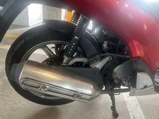 Honda SH 125 Scooter Rojo y Marrón