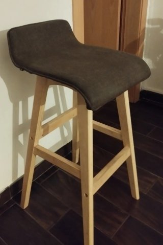 Taburete alto tela marrón chocolate y patas madera