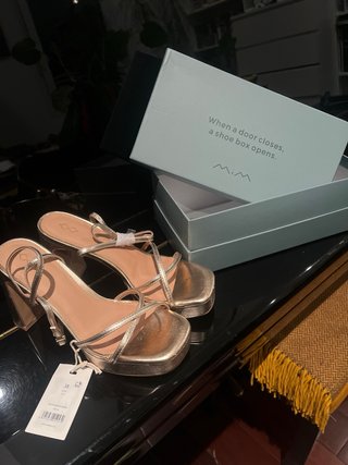 Sandalias de tacón doradas