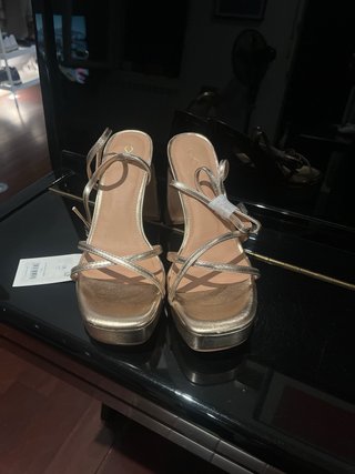 Sandalias de tacón doradas