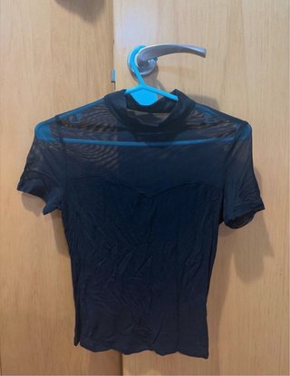 Camiseta negra elegante de malla