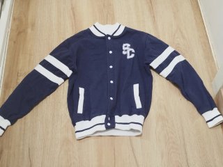 Beisbolera azul y blanca