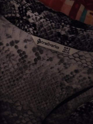 Blusa Stradivarius estampado serpiente