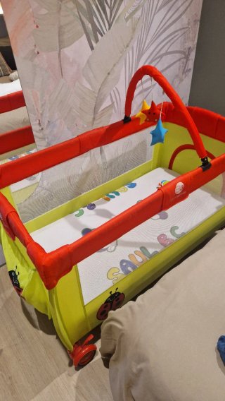 Cuna de viaje con accesorio para jugar