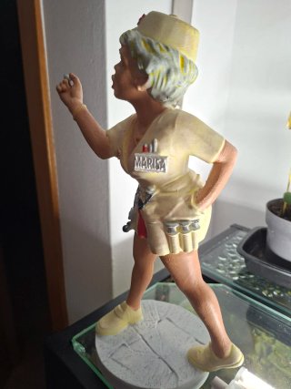 Figura de enfermera con jeringuilla