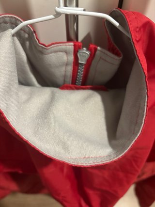 Chaqueta chubasquero roja