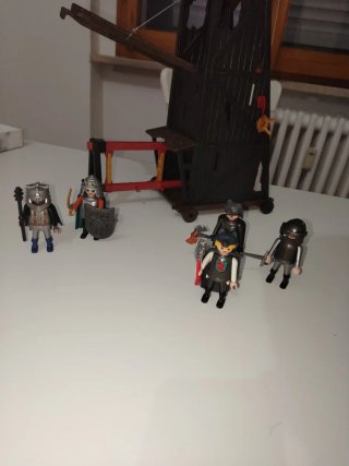 Torre d'assedio Playmobil con figure