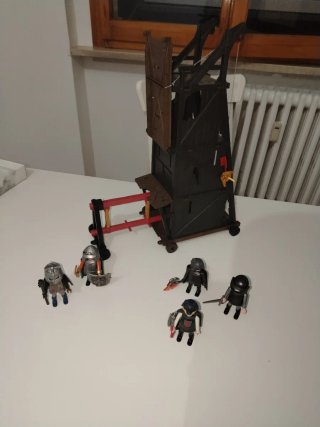 Torre d'assedio Playmobil con figure