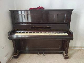 Piano vertical madera oscura