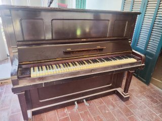 Piano vertical madera oscura