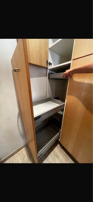 Mueble de almacenamiento de madera para despensa.