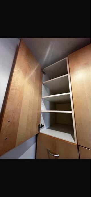 Mueble de almacenamiento de madera para despensa.
