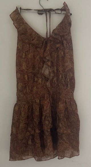 Vestido marrón y dorado con volantes