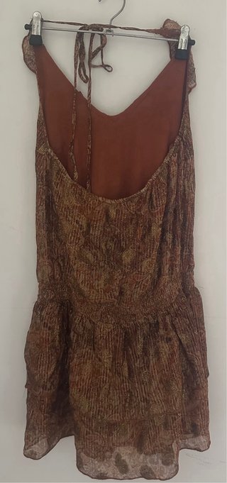 Vestido marrón y dorado con volantes