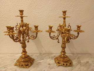 Candelabros dorados de metal