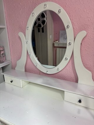 Tocador blanco con espejo, luces y almacenamiento