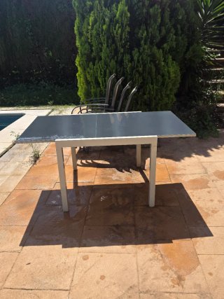 Mesa de jardín extensible + 4 sillas apilables