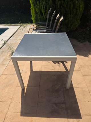 Mesa de jardín extensible + 4 sillas apilables