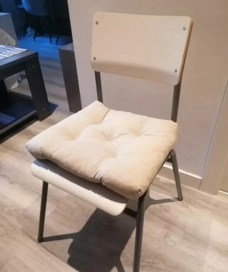 Mesa de estudio blanca y madera