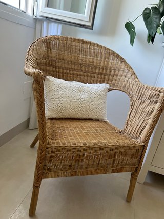 Sillón de mimbre beige y marrón