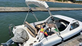 Barco blanco con toldo y motor