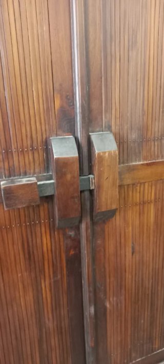 Armario colonial de madera maciza