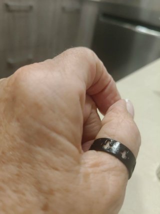 Anillo negro acero con fantasía  caladas