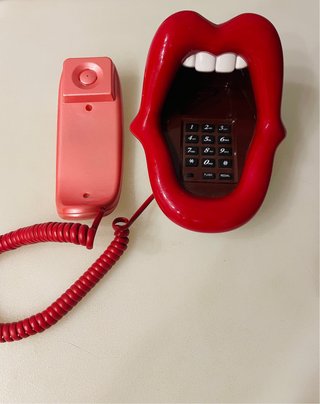 Teléfono Boca Lengua Roja