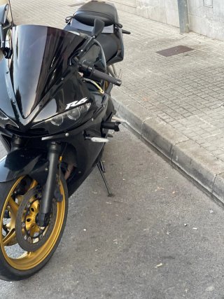 Yamaha YZF R6 Sportbike Negra y Dorada