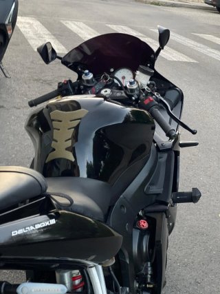 Yamaha YZF R6 Sportbike Negra y Dorada