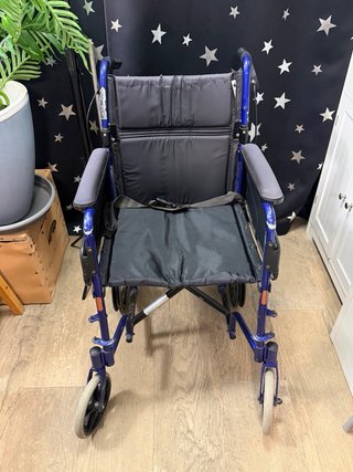 Silla de ruedas faltan 2 gomas de atras y posa pi
