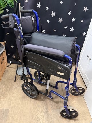 Silla de ruedas faltan 2 gomas de atras y posa pi