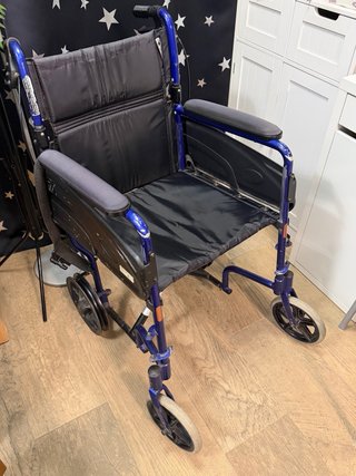 Silla de ruedas faltan 2 gomas de atras y posa pi